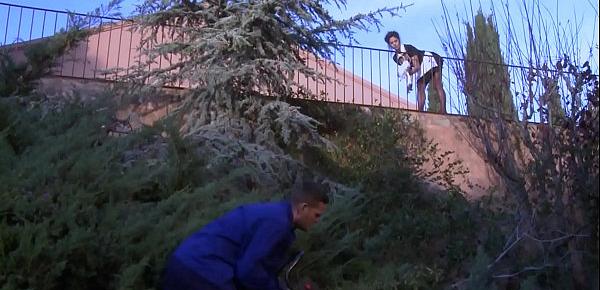  La jeune servante se fait enculer par un jardinier sans scrupule.